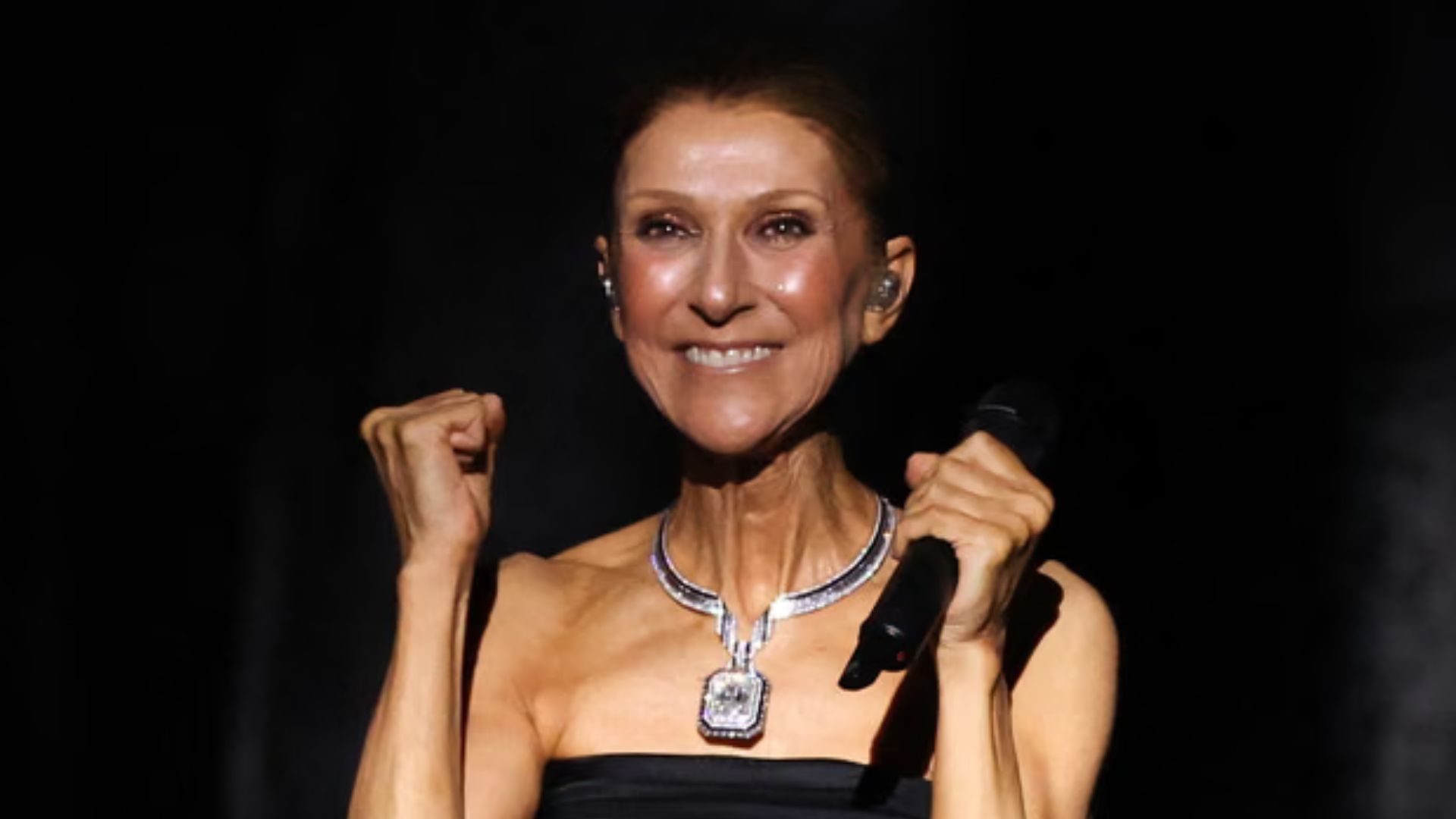 Celine Dion rikthehet live në Paris pas gjashtë vitesh larg skenës