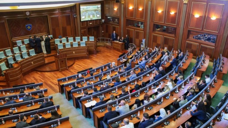 Konstituohet Kuvendi i Kosovës, zgjidhen nënkryetarët por PDK mbetet jashtë