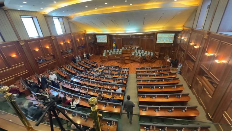 Kosova voton qeverinë e re: Kurti rikthehet kryeministër me 62 vota pro