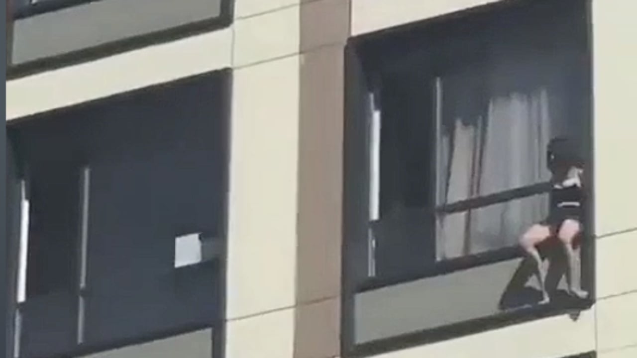 Tragjedi në Astana: 27-vjeçarja hidhet nga kati i 15-të, humb jetën edhe një fëmijë 2 vjeç