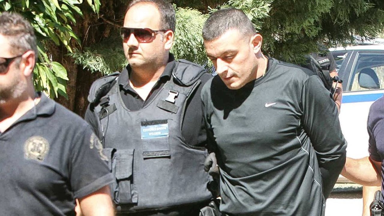 Alket Rizai në qendër të të shtënave në një plazh të Athinës, rrezikon të shpallet i arratisur