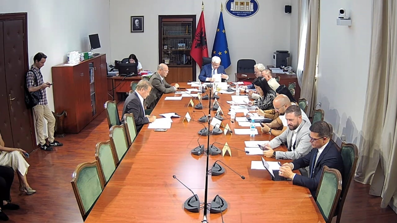 Pasuritë e sekuestruara nën dyshim: Gjoni ngre skema rikthimi, AAPK mohon prova