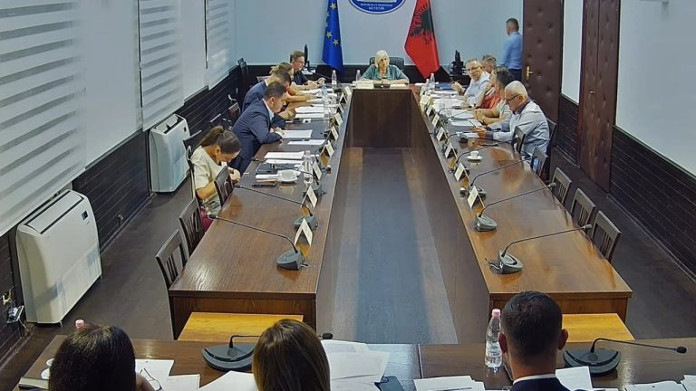 Rritja e pagave për gjyqtarët kalon në parim, përplasja për formulën mbetet e hapur