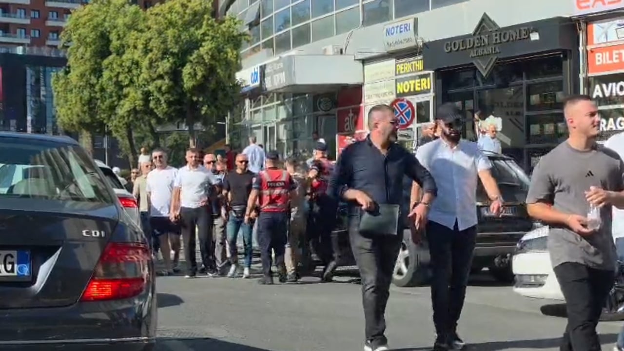 Tension te Zogu i Zi ne diten e pare te shkolles, policia shoqeron disa protestues