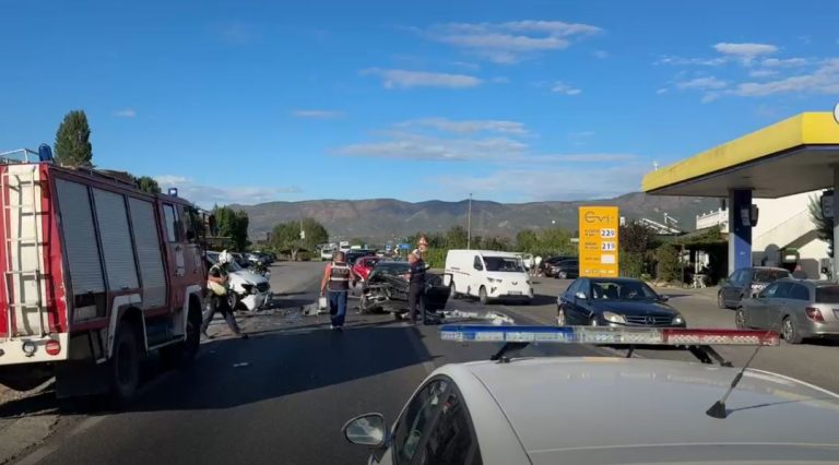 Aksident në Lezhë-Shkodër pranë Gocajve, tre të lënduar pas përplasjes së tre mjeteve