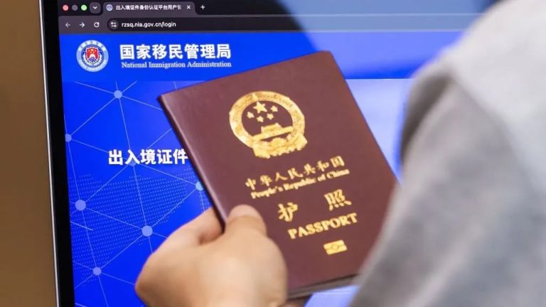 Kina shtrëngon daljet jashtë vendit: rregulla të reja hapin rrugë për ndalime deri në 3 vjet
