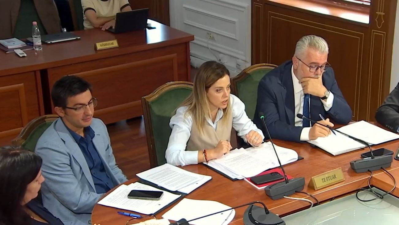 "Paga e magjistarëve" në komision, lapsusi i deputetes së PS gjatë debatit për magjistratët