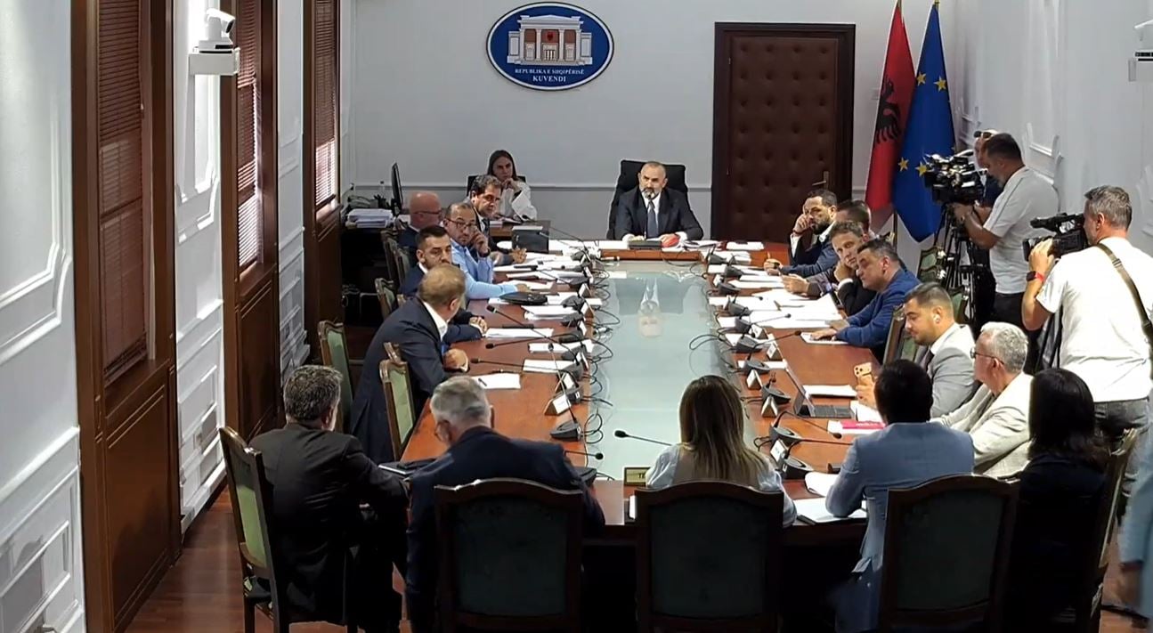 Pagat e magjistratëve shkojnë në Kuvend mes përplasjesh, Komisioni i Ligjeve injoron kundërshtitë