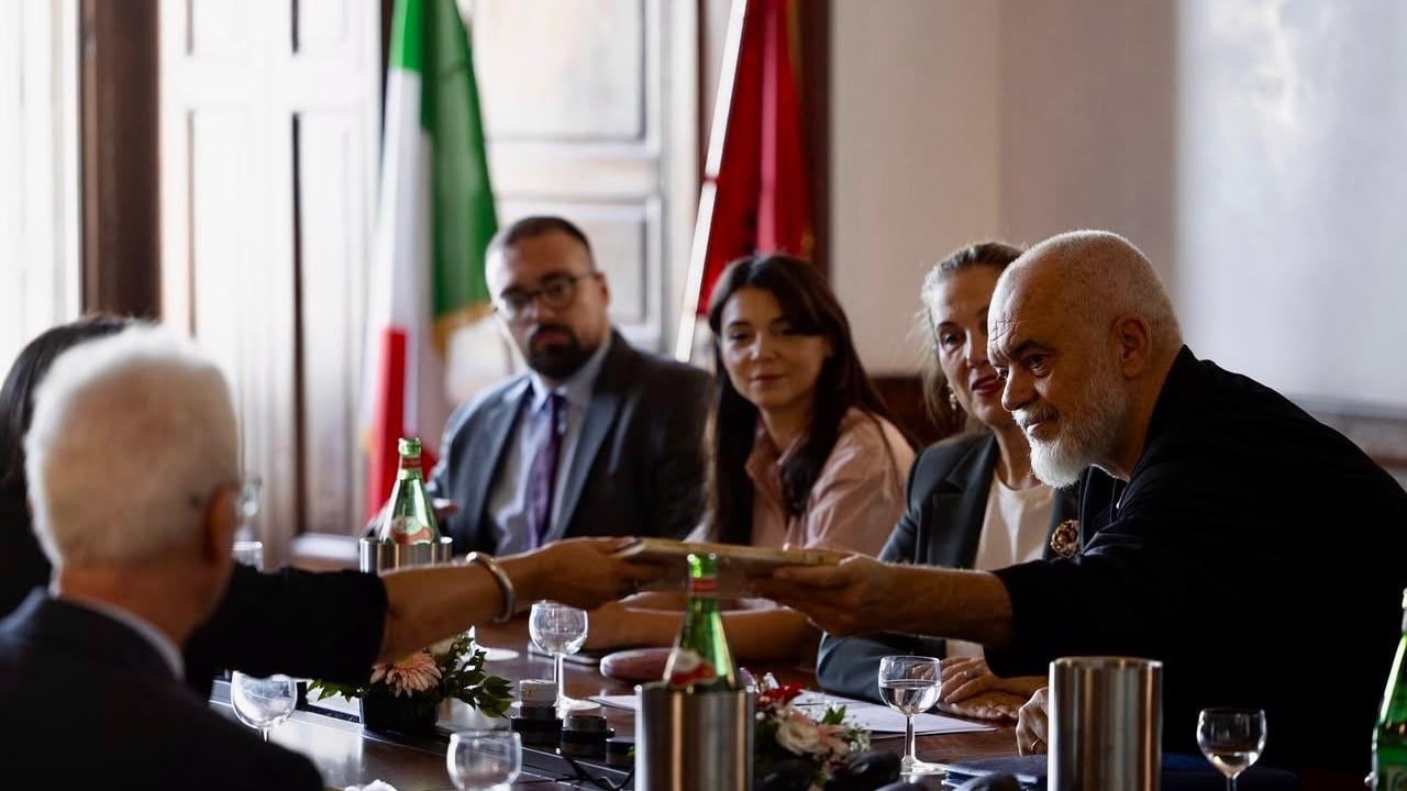 Rama në Napoli viziton Katedrën e Gjuhës Shqipe, fokus te rrjeti për studimet shqiptare