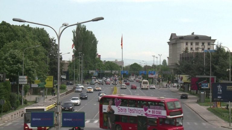 Ulen taksat për karburantet në disa vende europiane, qeveritë frenojnë rritjen e çmimeve