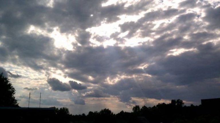 Moti sot ndryshon pas mesditës, shi në zonat malore dhe temperatura deri në 32°C