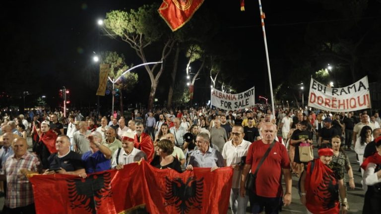 Protesta e 110-të në Tiranë, marshim nga Kryeministria drejt Komisariatit 1