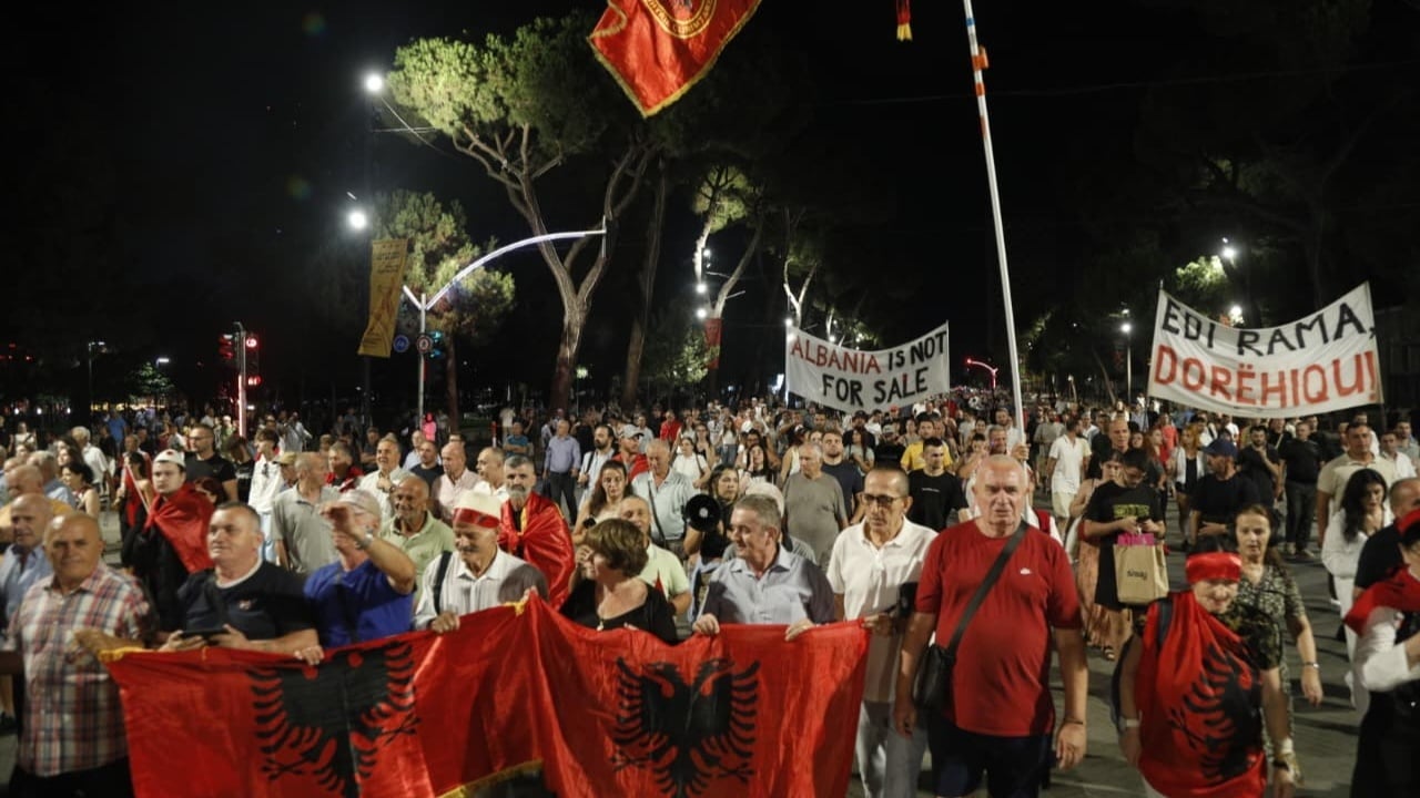 Protesta e 110-të në Tiranë, marshim nga Kryeministria drejt Komisariatit 1