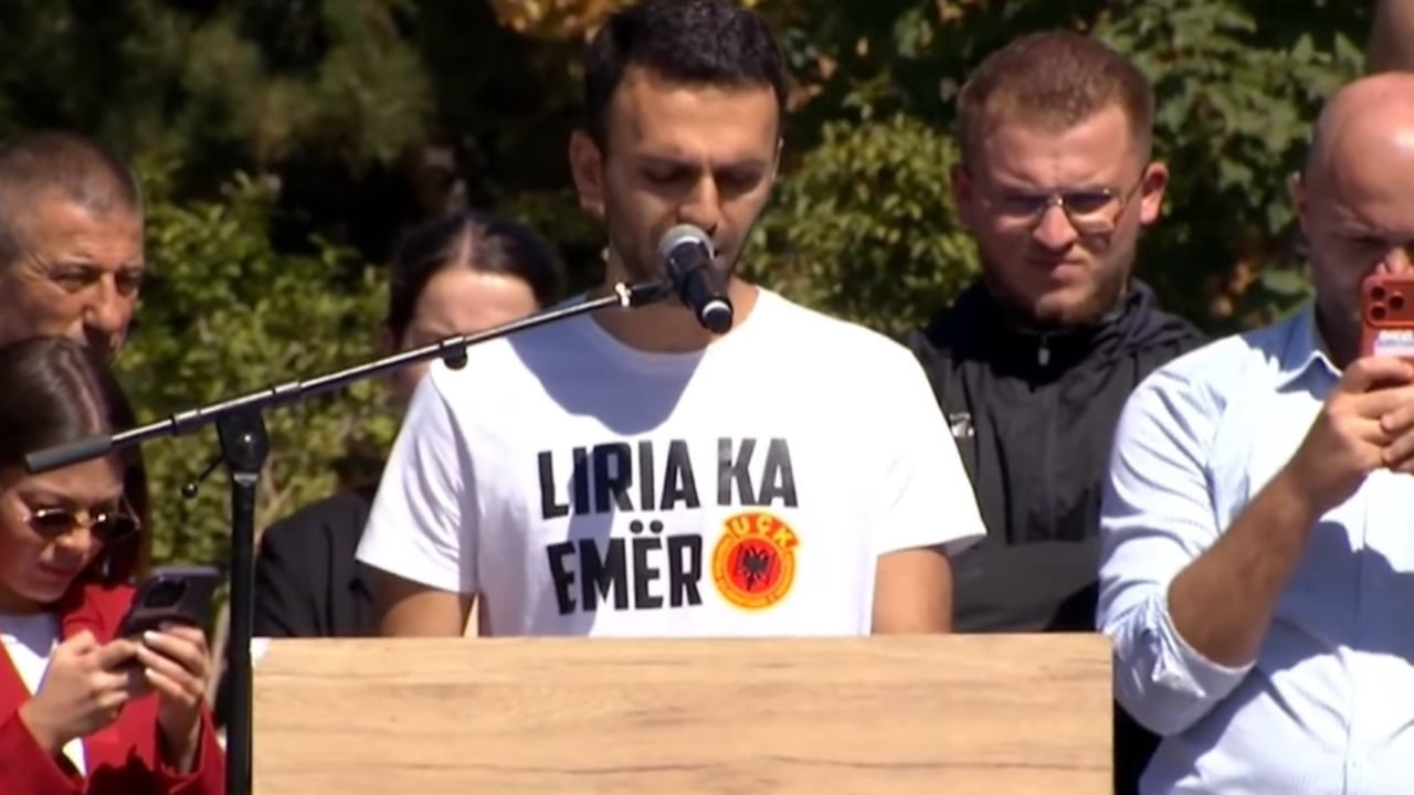 Altin Krasniqi në protestën për UÇK në Prishtinë: Nuk duhet të dorëzohemi