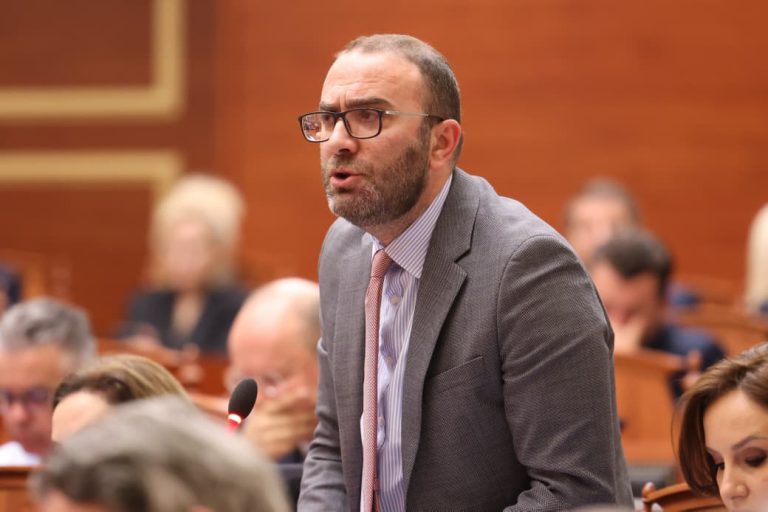 Gazment Bardhi sulmon Ballukun në Kuvend: akuza për dy vila dhe pyetje për SPAK-un