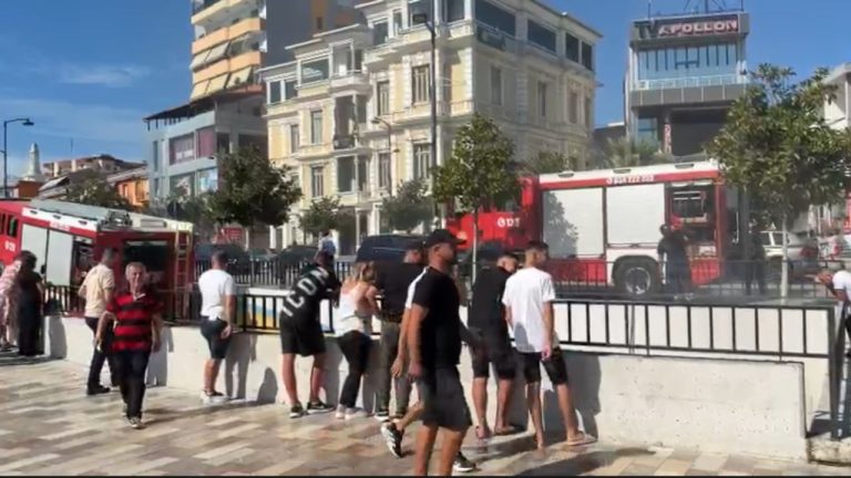 Makina përfshihet nga flakët te parkimi nëntokësor në Fier, panik nga tymi i dendur