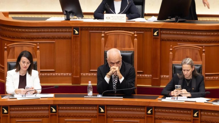 Pagat e gjyqtarëve në Kuvend, Rama shfaqet në seancë para votimit për rritjen