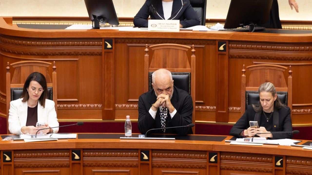 Pagat e gjyqtarëve në Kuvend, Rama shfaqet në seancë para votimit për rritjen