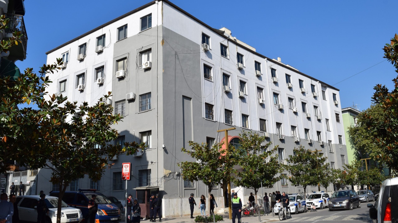 Plagosja e avokatit në Durrës bllokon për dy orë gjykatën, 21 seanca mbeten pezull