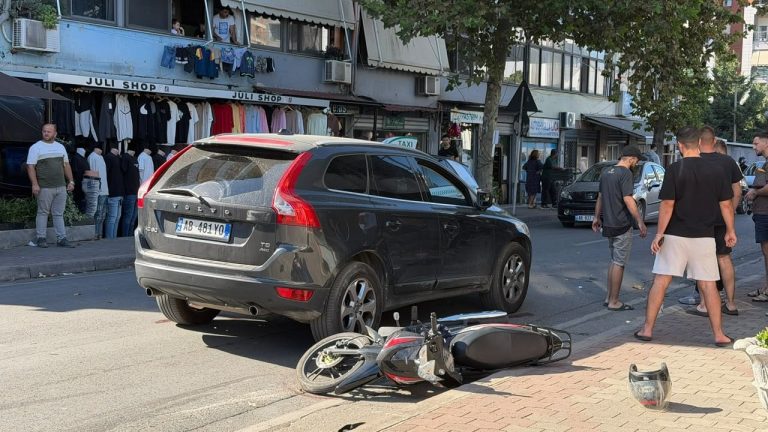 Aksident në Don Bosko, makina përplas motorin; drejtuesi dërgohet në spital rëndë