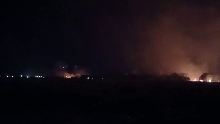 Zjarr në Gjirin e Lalzit, flakët i afrohen hoteleve mes erës së fortë