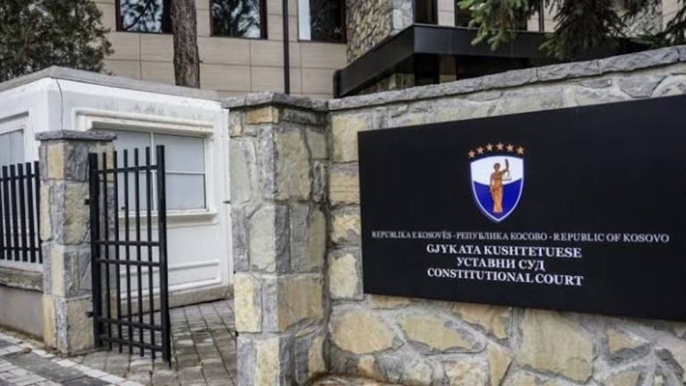 Gjykata Kushtetuese e Kosovës: Qeveria mbetet në fuqi, 6 tetori afati për presidentin