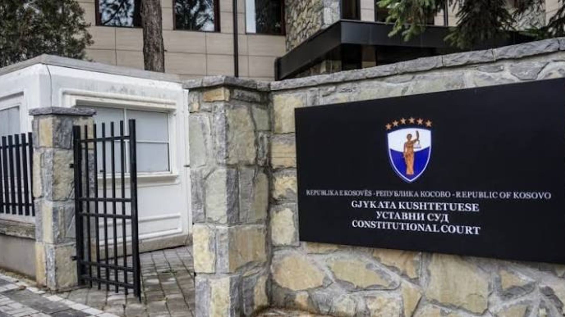 Gjykata Kushtetuese e Kosovës: Qeveria mbetet në fuqi, 6 tetori afati për presidentin