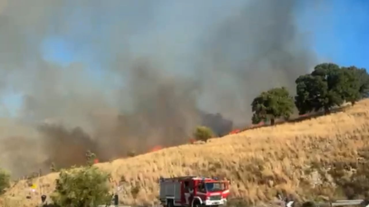 Zjarr në Llaman të Himarës, era përhap flakët në kodra; ndërhyjnë zjarrfikëset