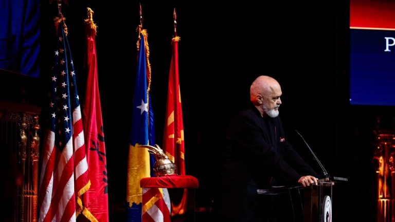 Rama sulmon rrjetet sociale: “E vërteta po shpërfillet”, por pa folur për kufizime