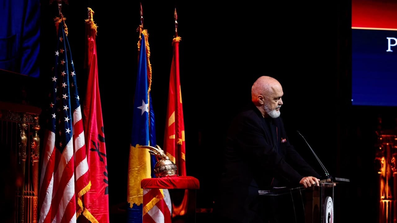 Rama sulmon rrjetet sociale: “E vërteta po shpërfillet”, por pa folur për kufizime