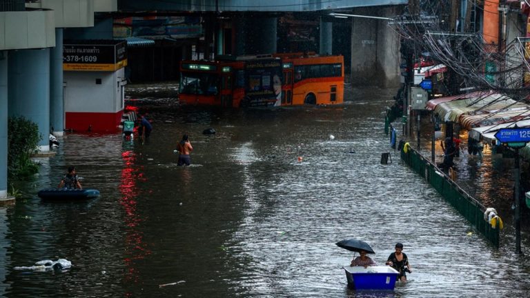 Përmbytje masive në Bangkok, shpallet gjendje katastrofe në të 50 distriktet