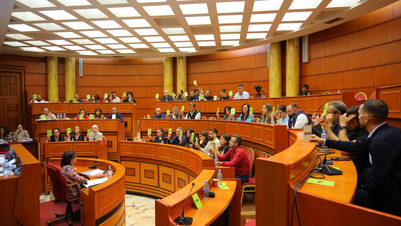 Këshilli Bashkiak voton pro: Thaçi, Veseli, Krasniqi e Selimi shpallen “Qytetarë Nderi” të Tiranës