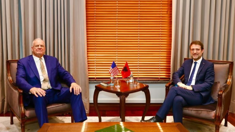 Ferit Hoxha takon ambasadorin e ri të SHBA-së, flet për investime dhe partneritet