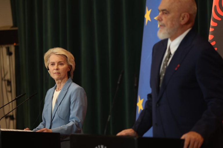 Ursula von der Leyen në Tiranë: Shqipëria avancon drejt BE-së, por reformat mbeten në provë