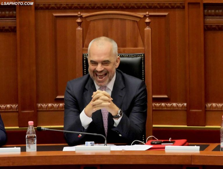 NIPI I SËMURË I SPIRO KOLEKËS KËRCËNON T’U HEQË TË DREJTËN E STUDIMIT TË RINJVE SHQIPTARË: KUSH DEL NGA RRUGA E PARTISË, DUHET TË NDËSHKOHET?!