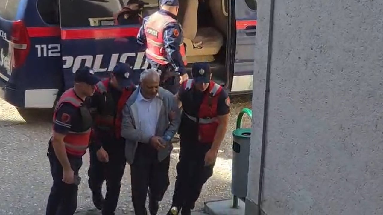 Lushnjë, mësuesi 60-vjeçar del para gjykatës pas denoncimit për mesazhe erotike ndaj 13-vjeçares
