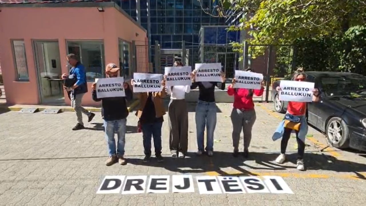 “Arresto Ballukun”, protestë para SPAK: “Çfarë provash të tjera doni?”