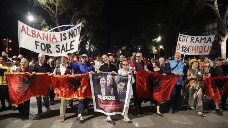 Protesta e 124-të në Tiranë, përplasje me policinë pranë Unazës pas marshimit