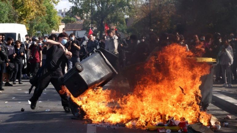 Protestat studentore në Francë dalin jashtë kontrollit: 1,949 të arrestuar, 305 policë të plagosur