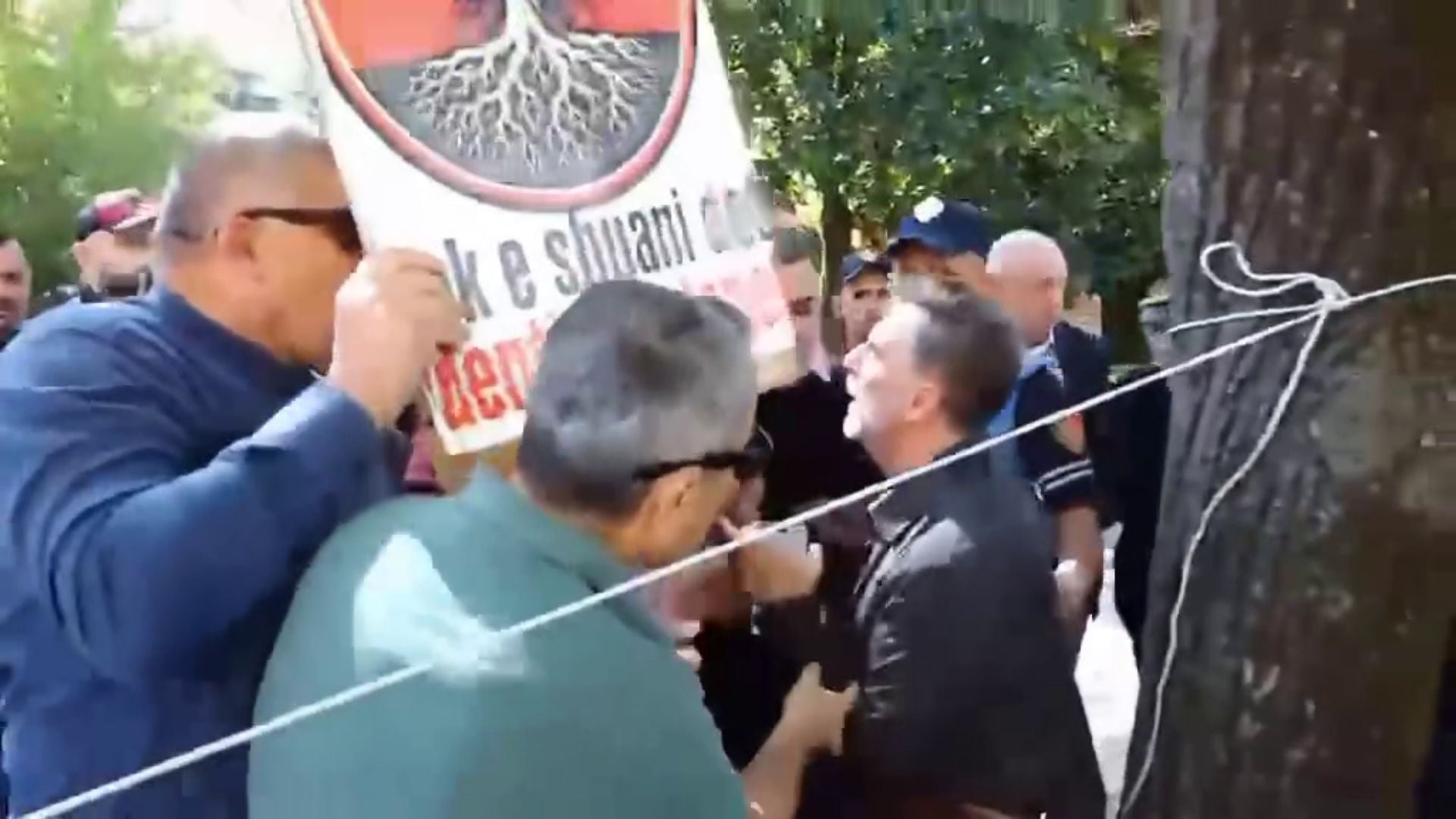 Tensione te protesta e banoreve te Memaliajt, protestuesi tenton te godase Erion Bracen