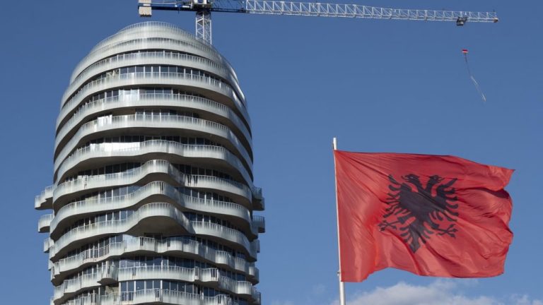 The Guardian ngre alarmin për ndërtimet në Shqipëri: luks, mungesë transparence dhe dyshime për para të pista