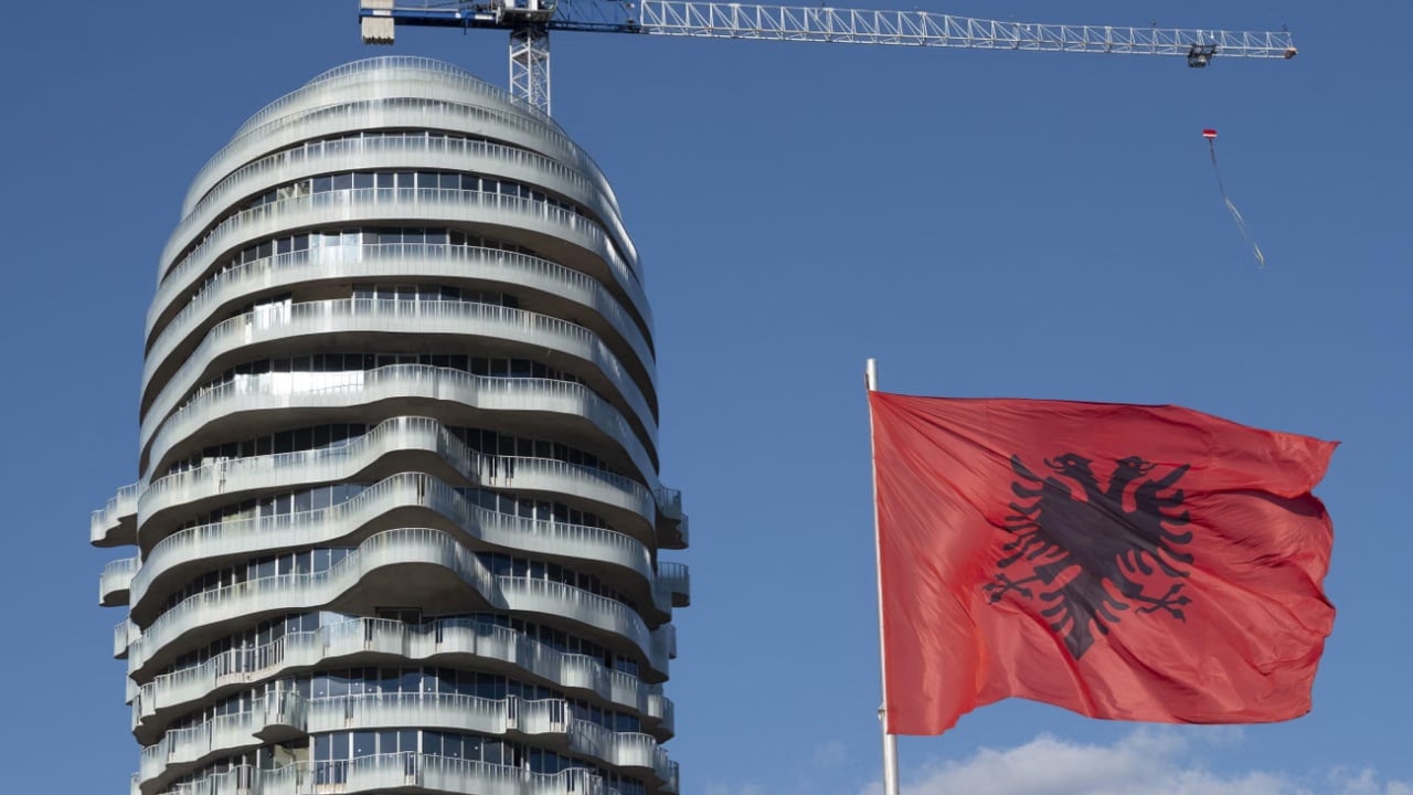 The Guardian ngre alarmin për ndërtimet në Shqipëri: luks, mungesë transparence dhe dyshime për para të pista