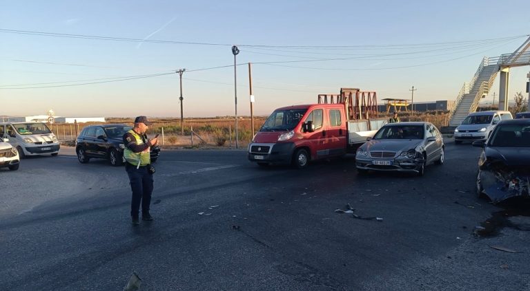 Aksident në autostradën Lushnjë-Fier, përplasen dy mjete në një pikë të njohur për rrezik