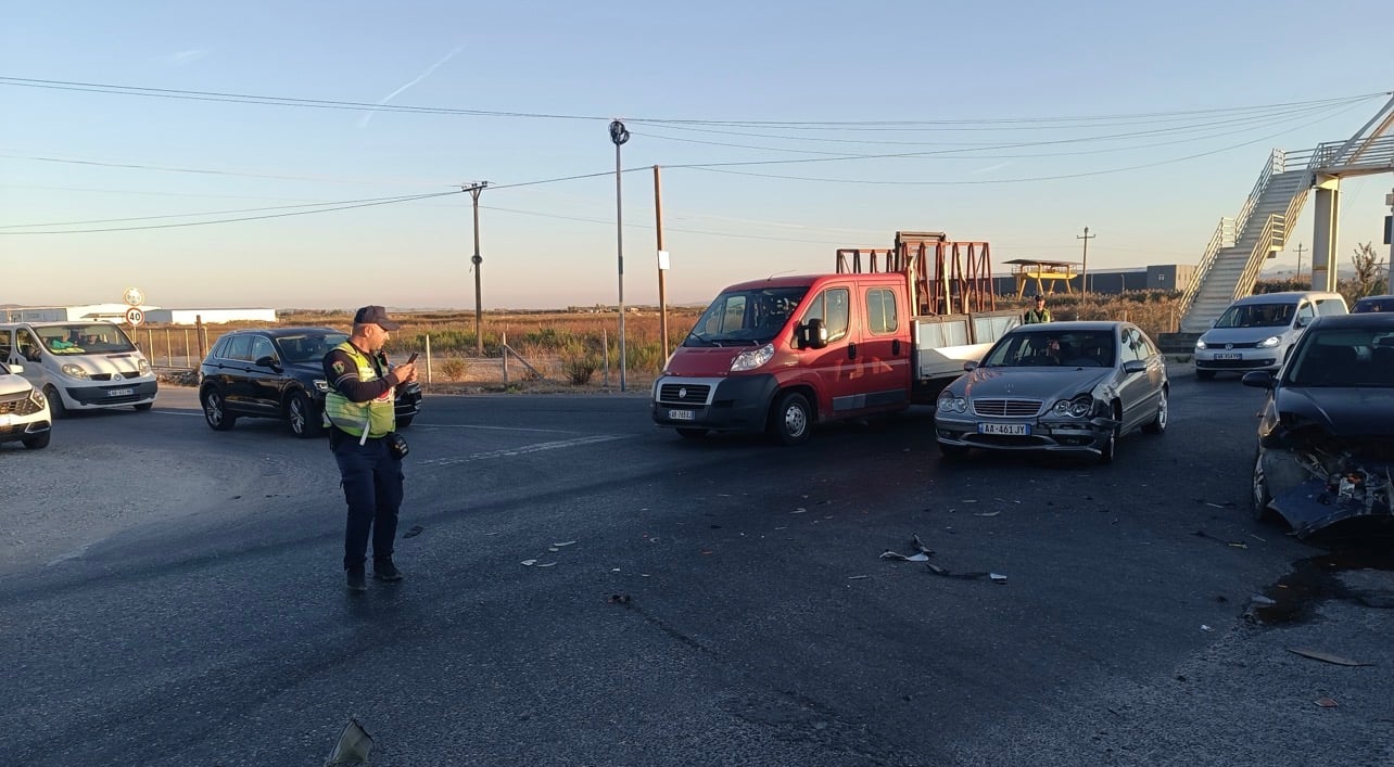 Aksident në autostradën Lushnjë-Fier, përplasen dy mjete në një pikë të njohur për rrezik
