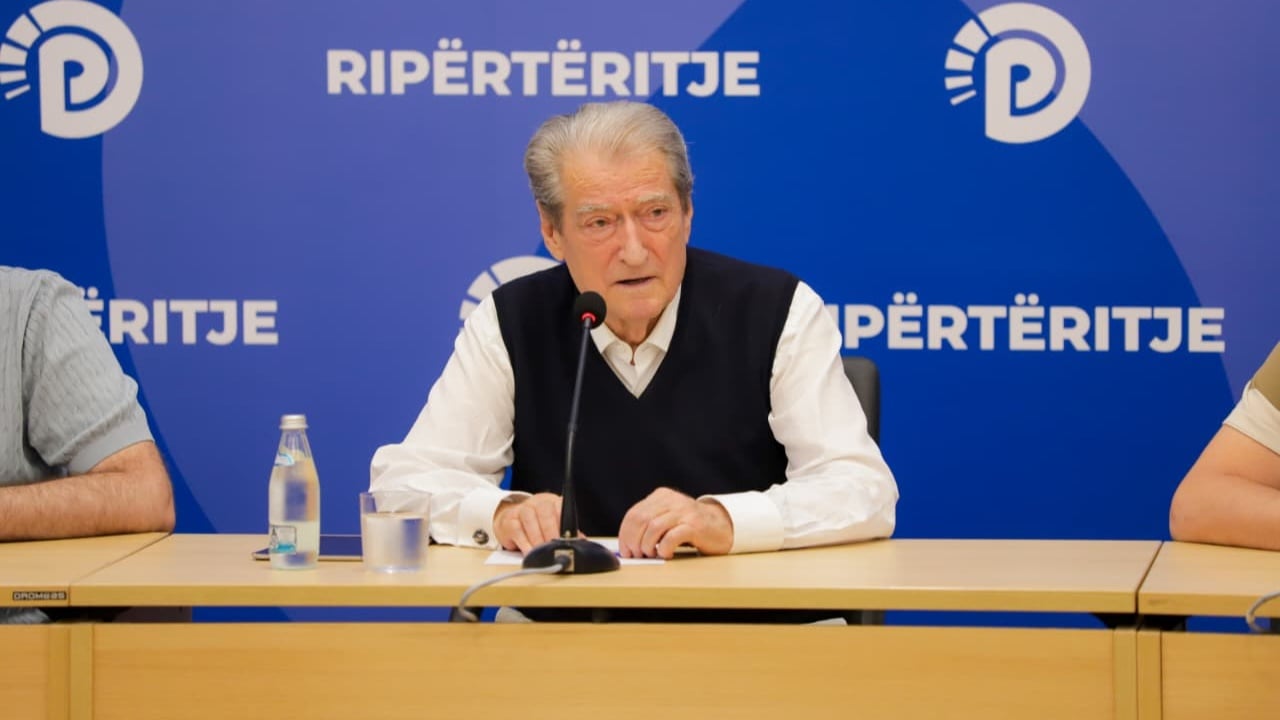 Berisha sulmon hartën e re territoriale: protesta në rrethe dhe kundërshti për shkrirjen e bashkive
