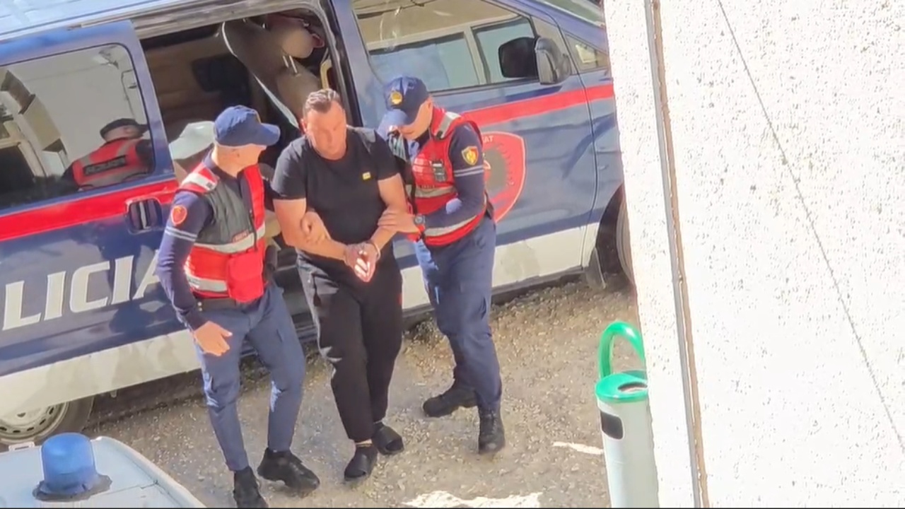 Erind Xhaferi para Gjykatës së Fierit pas arrestimit, nën dyshimin për “vepra të turpshme”