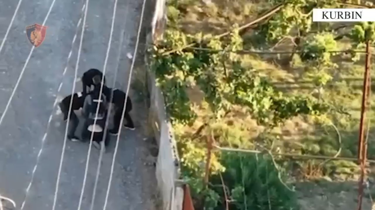 Mamurras, 27-vjeçari arrestohet pas ndjekjes policore; dyshohet se hodhi armën