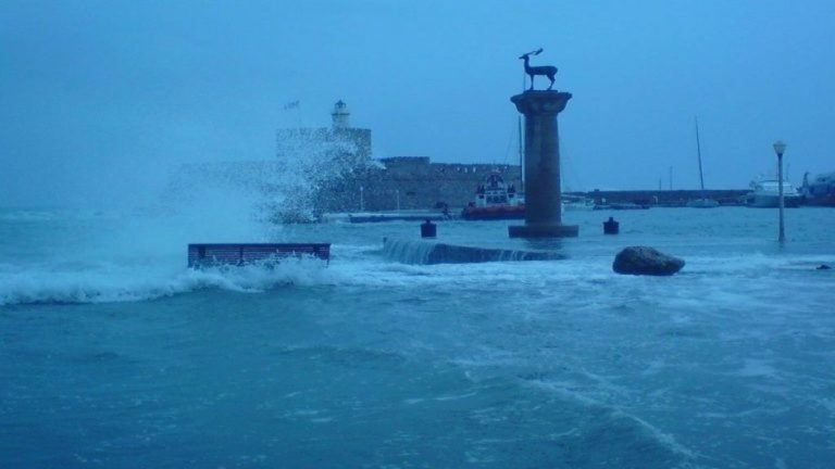 Rodosi në alarm portokalli nga stuhitë, autoritetet fokusohen te rreziku i rrufeve
