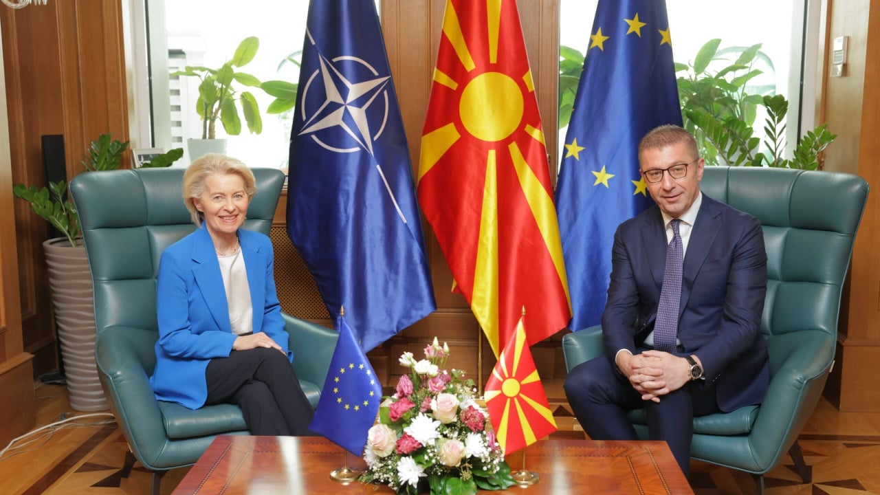 Von der Leyen në Shkup: Maqedonia e Veriut, një ndryshim kushtetues larg negociatave me BE
