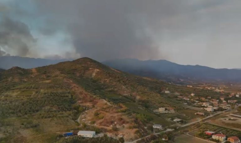 Zjarri në Peqin u afrua pranë banesave, ndërhyrja nga toka dhe ajri uli rrezikun